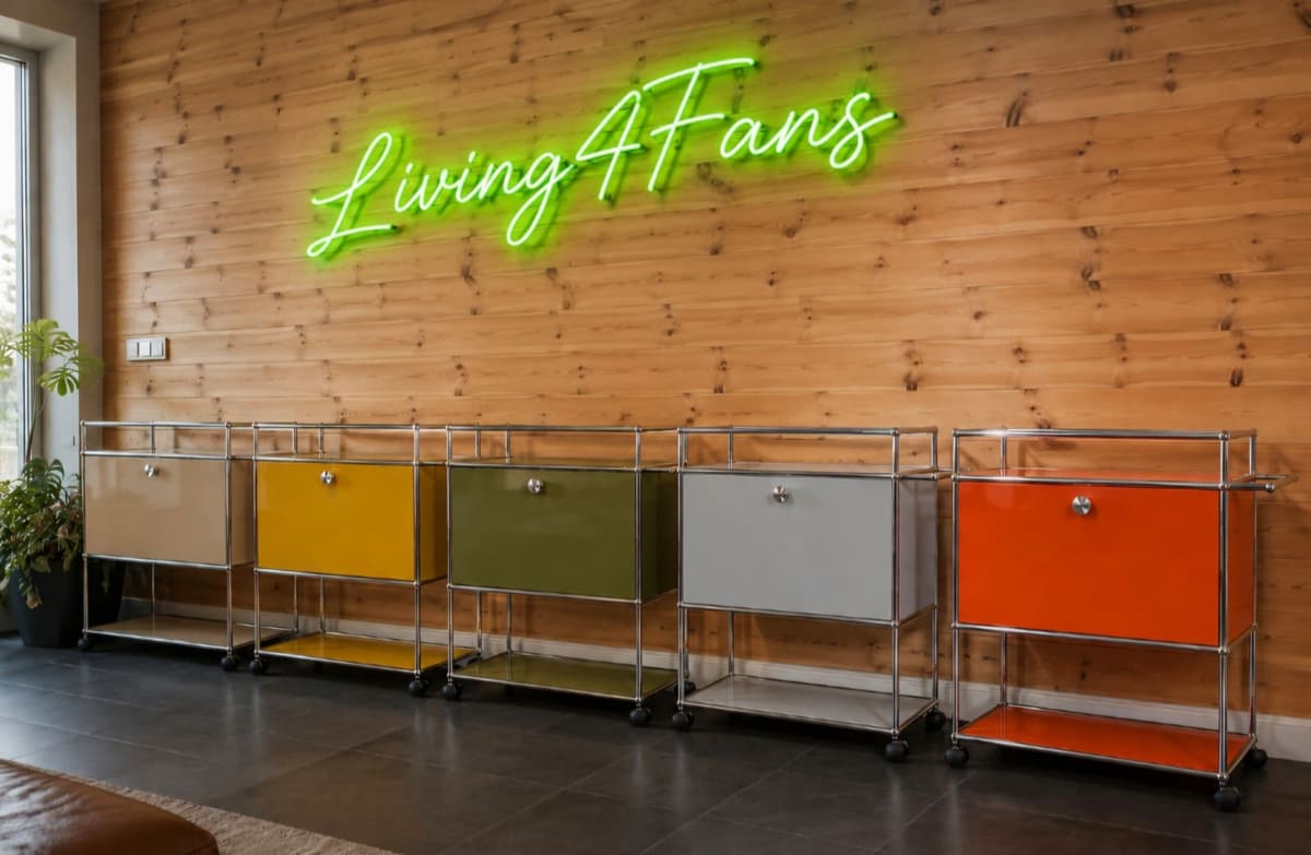 Fünf Servierwagen in Beige, Gelb, Oliv, Weiß und Orange im Living4Fans Showroom