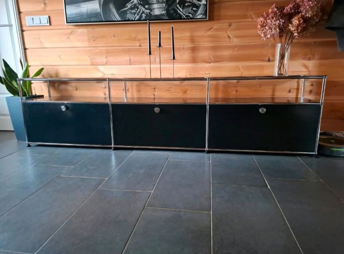 Schwarzes Lowboard im Wohnzimmer