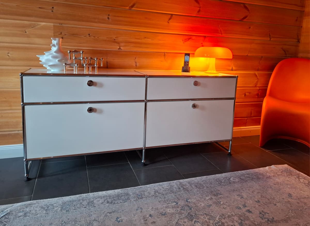 Weißes Sideboard im Abendlicht