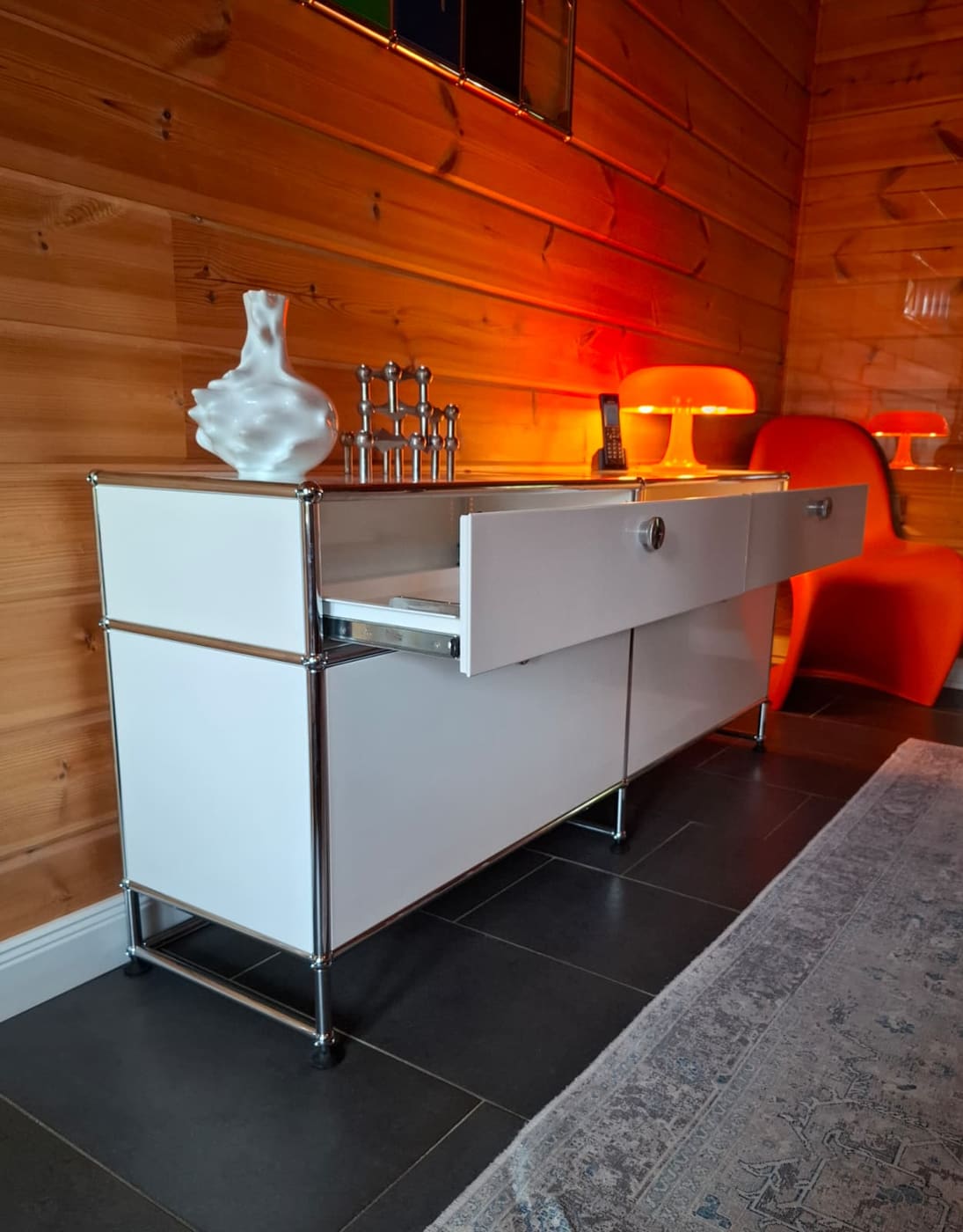 Weißes Sideboard mit geöffnetem Auszug