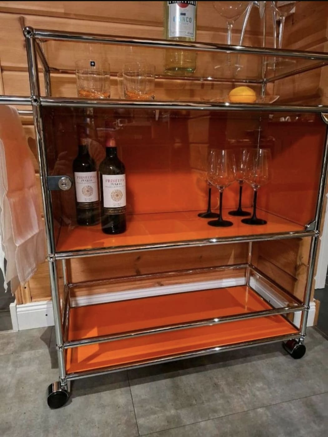 Oranger Barwagen im Esszimmer